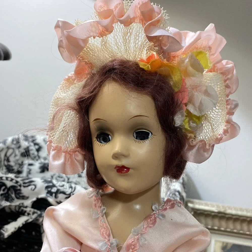 Gorgeous Vintage Southern Belle Doll On Stand! - Picture 4 of 14